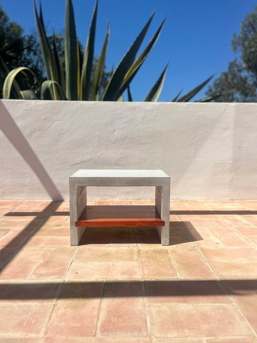 Pequena Mesa de cimento e madeira small concrete and wooden table
