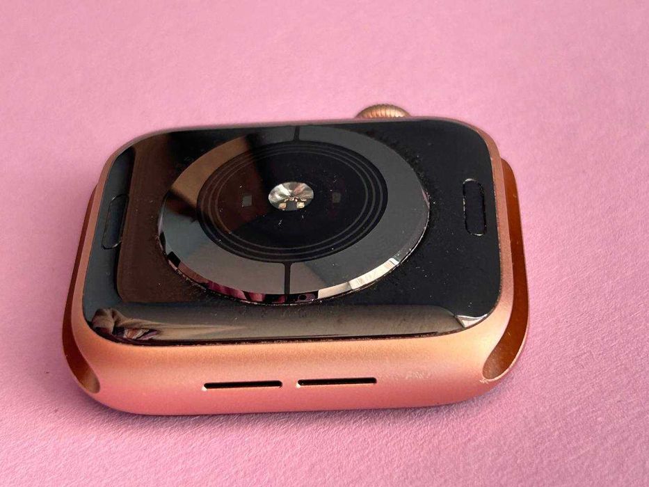 Apple Watch Series 5 44mm Gold Aluminum Case