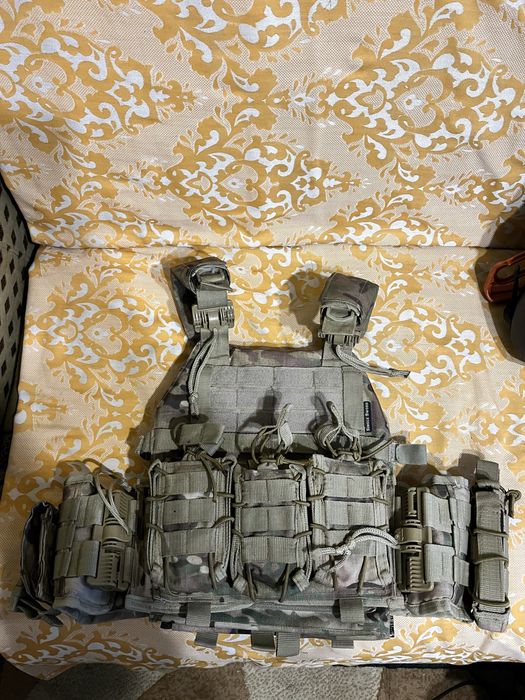 Плитоноска з підсумками