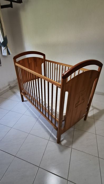 Cama de Bebé em madeira