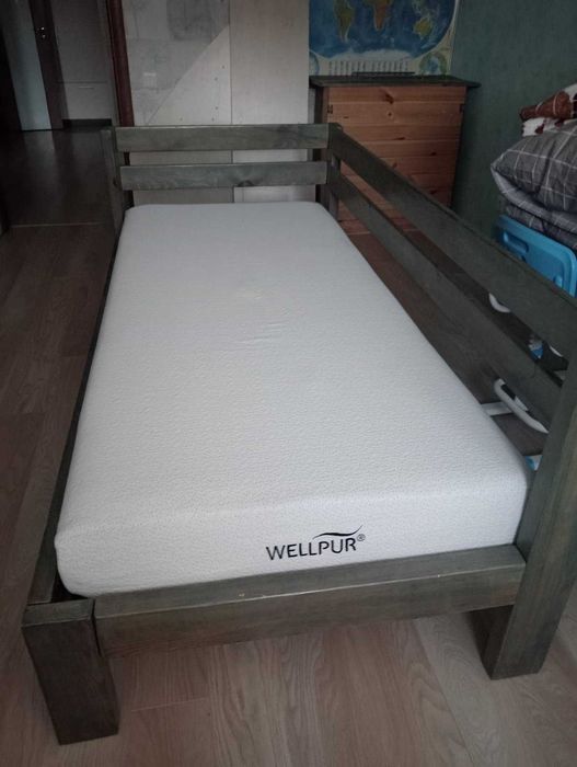 Дерев'яне ліжко з матрацом 90*200