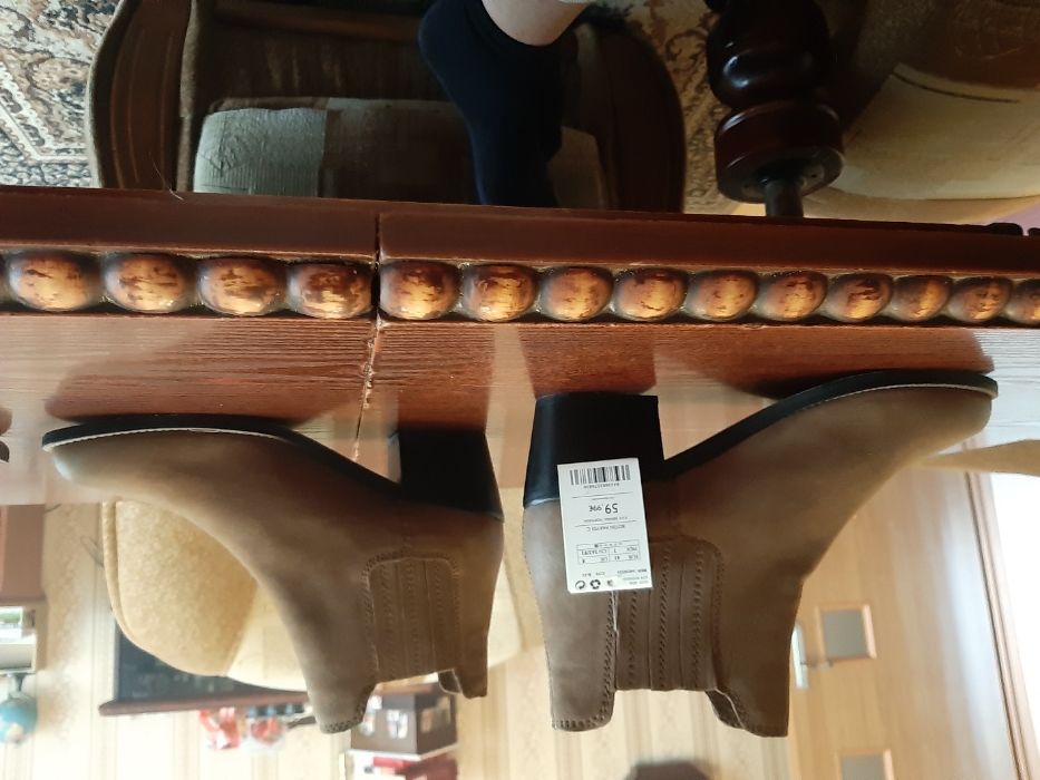 Damskie, nowe, ciemno beżowe, skórzane sztyblety na słupku rozmiar 41