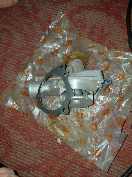 Водяной насос , новый  на УАЗ