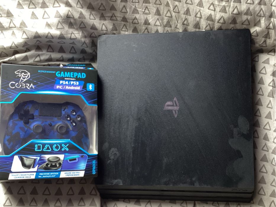PS4 Pro (CUH-7216B) + Pad Cobra