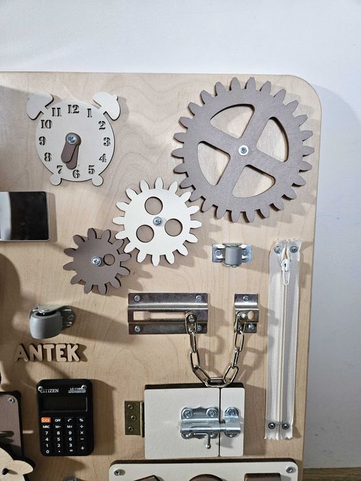 Tablica manipulacyjna edukacyjna Naanaa Wood z imieniem Antek