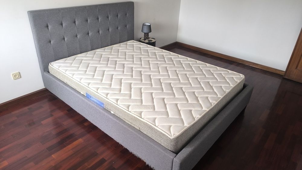 Cama com estrado e colchão
