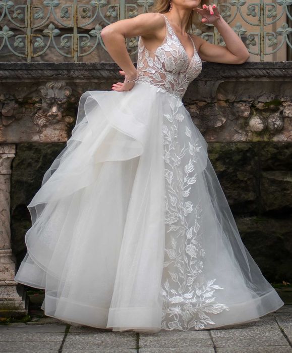 Suknia ślubna z trenem - Carolina Prestige