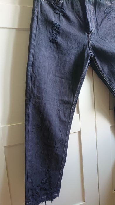 Spodnie jeansowe damskie marki Stradivarius DIY z dziurami