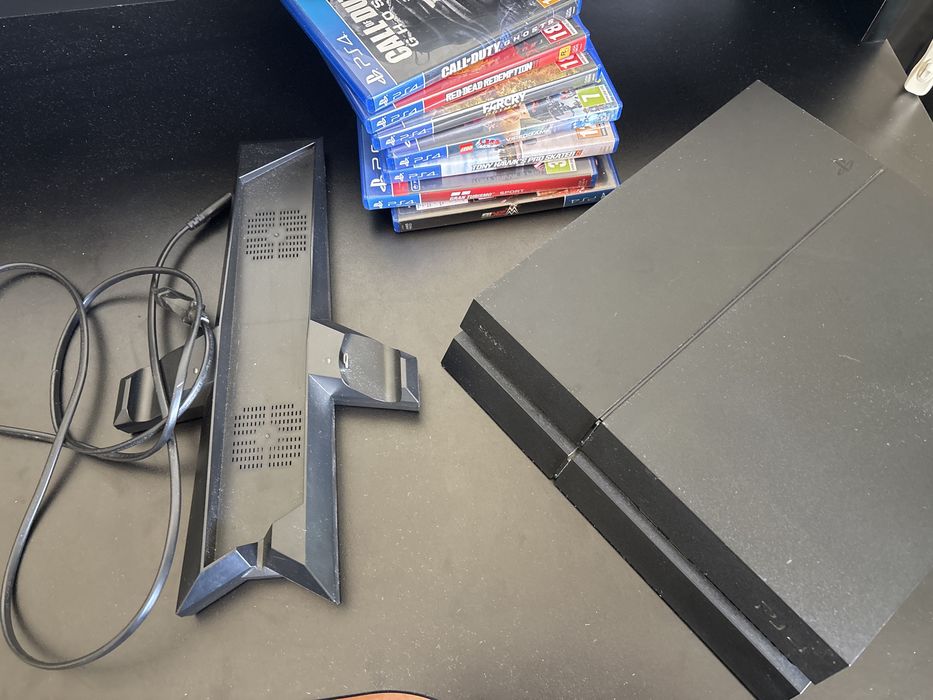 Ps4 + 7 jogos ps4 + suporte ps4 e 2 comandos com carrgador embutido