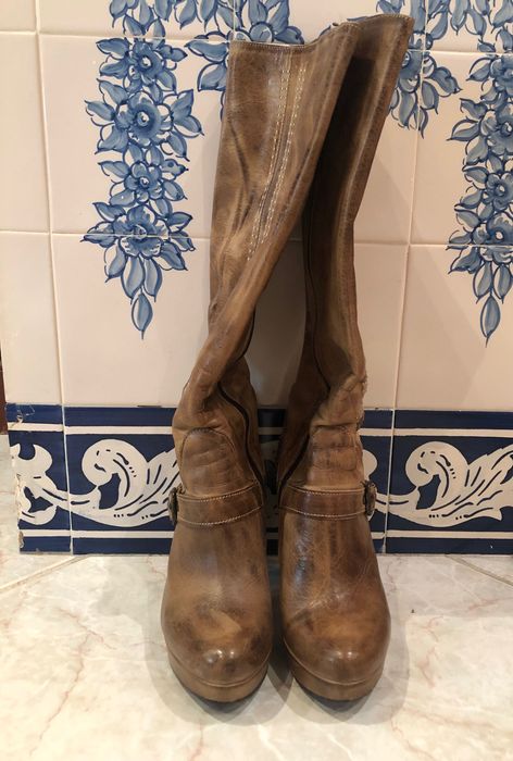 Botas em pele de cano alto (Pretas, castanhas e camel N.37)