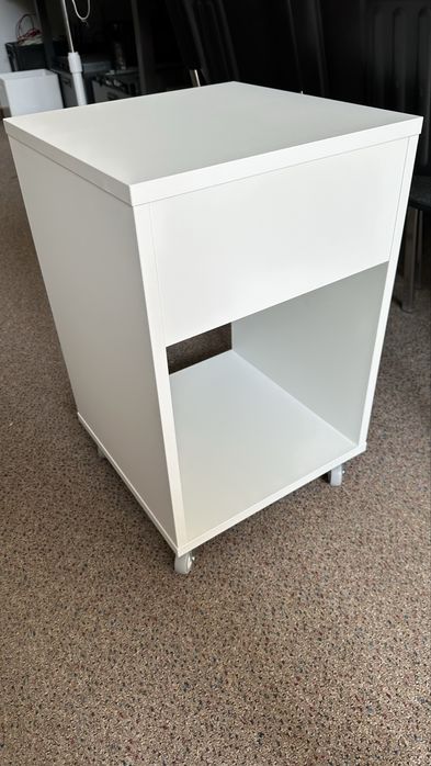 Vihals stolik nocny ikea