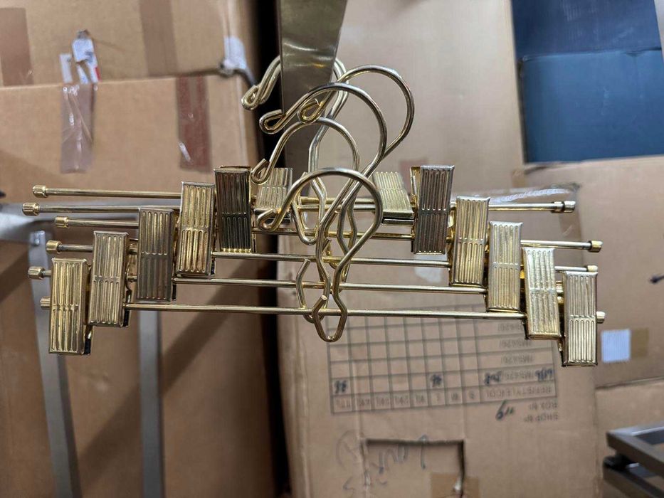 Cabides de madeira, de metal e mistos