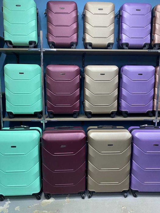 Валіза, чемодан пластиковий на колесах Wings Польша (П09)