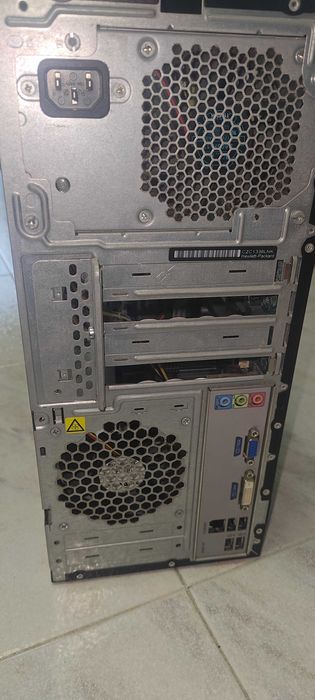 Caixa de PC antigo com peças.