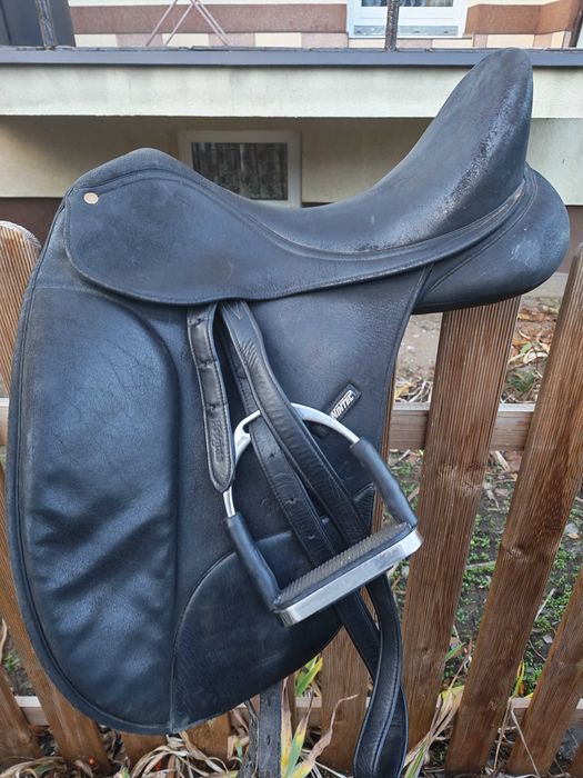 Siodło ujeżdżeniowe Wintec Isabell 17,5" – czerwony łęk