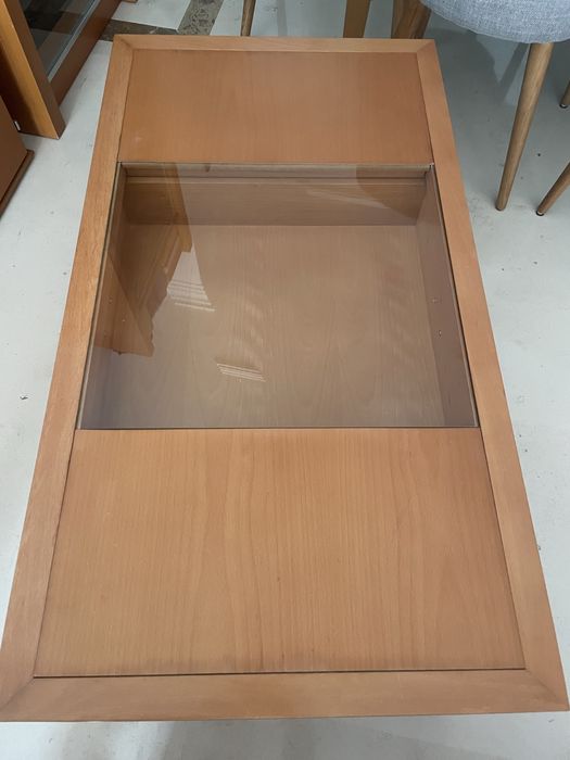 Mesa de centro em tom madeira
