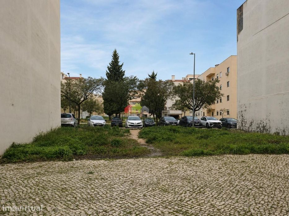 Lote de terreno urbano no Pinhal Novo com 228 m2 para construção de ed