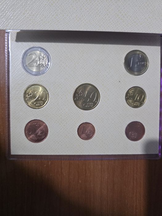 conjunto oficial de moedas de euro do Vaticano, datado de 2017.