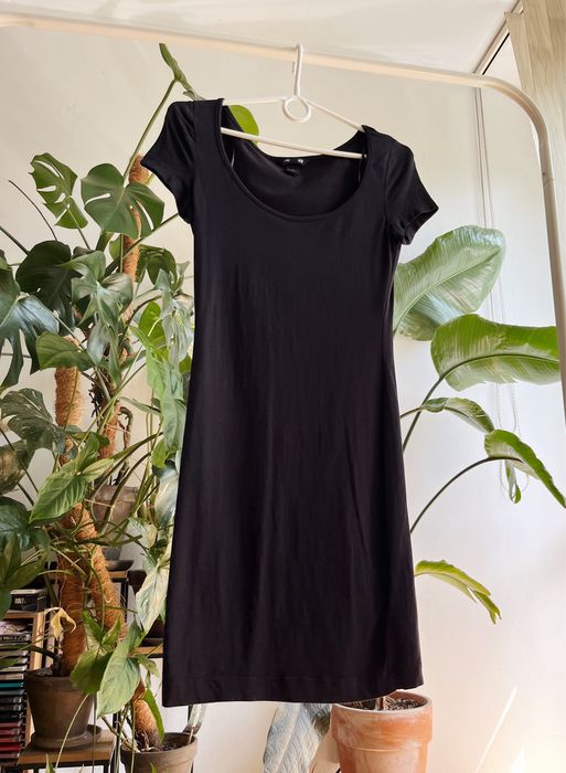 H&M czarna, obcisła sukienka mini z krótkim rękawem