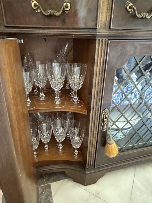 Móvel clássico de apoio de sala de jantar / louceira