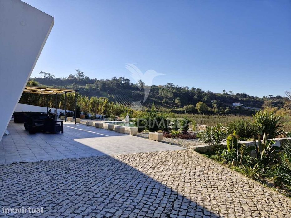 Moradia Moderna com Piscina e vistas sobre a natureza