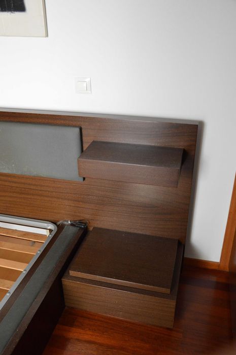 Cama de Casal em Madeira com Cabeceira e Mesinhas Integradas