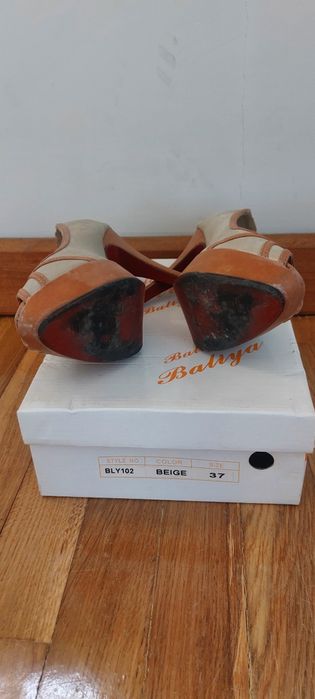 Sapatos em pele genuina tamanho 37