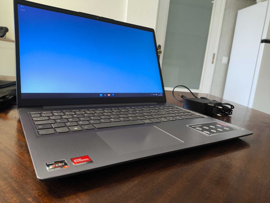 Lenovo IdeaPad 3 Ryzen 7 (5700U) – SSD 512GB | 8GB RAM (Bateria a 85%)