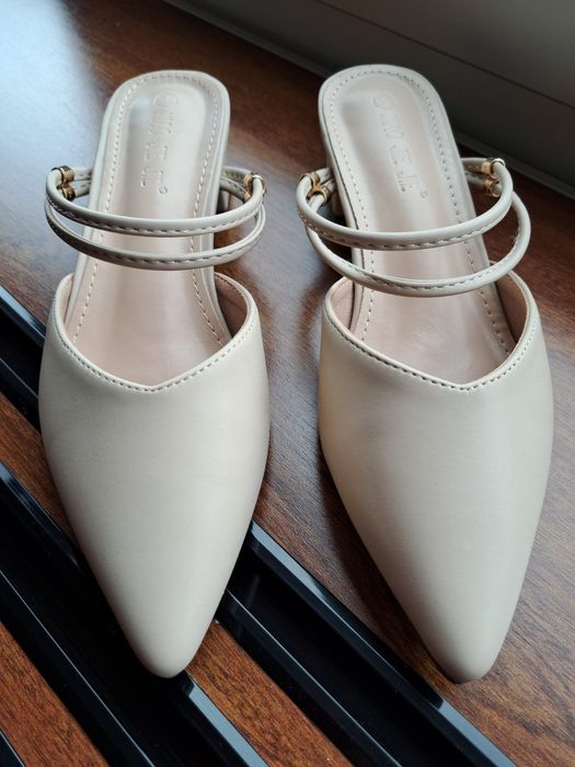 Sapatos elegantes baixos