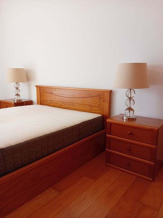 Quarto de cama com camiseiros e colchão