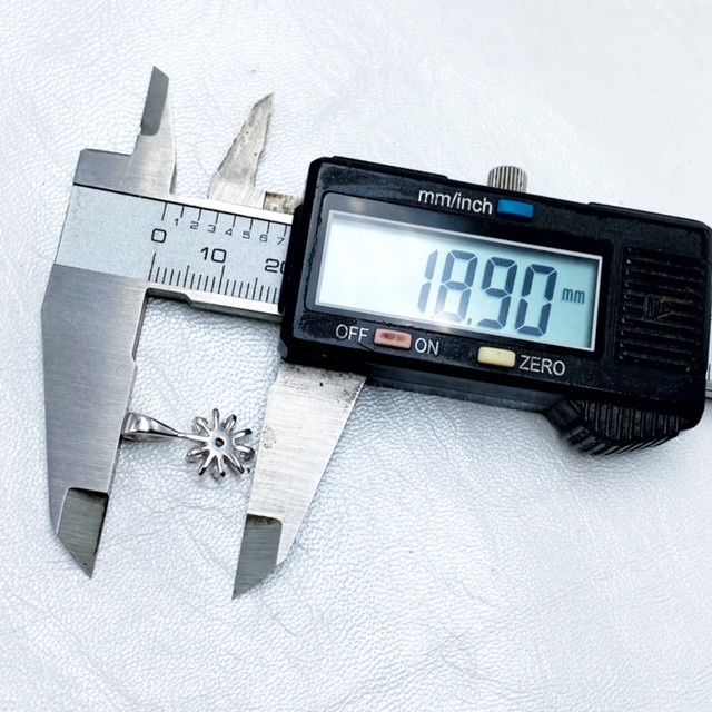 Wisiorek z złota 585° z naturalnymi diamantami 0,21 ct.