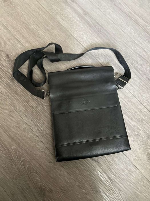 Це стильна чоловіча сумка через плече BaggyBag