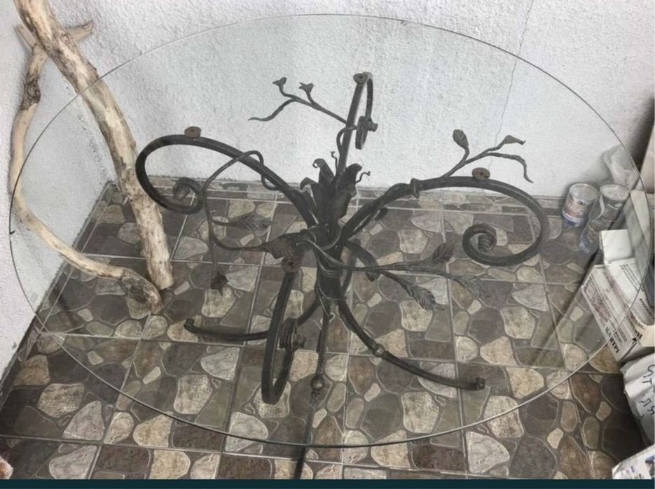 Стеклянный стол