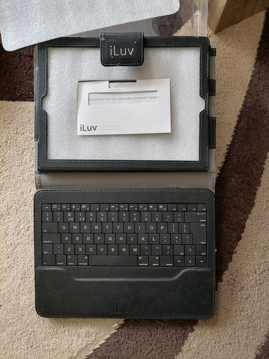 Etui z klawiaturą Bluetooth iLuv do iPada – komplet w pudełku