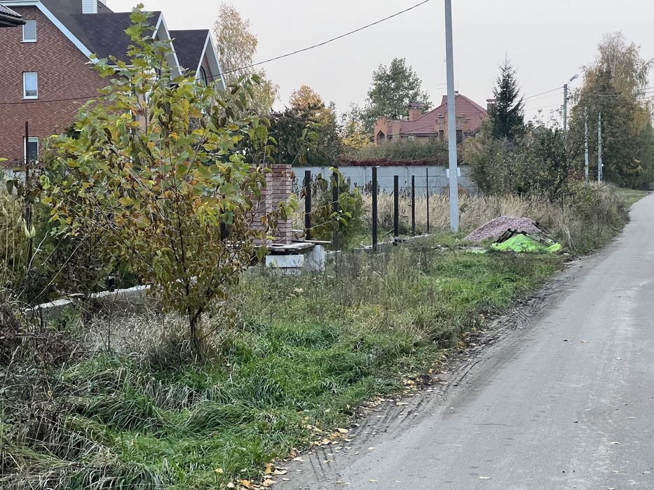 По земел уч 23сот в самом селе Погребы возле самого города Киева