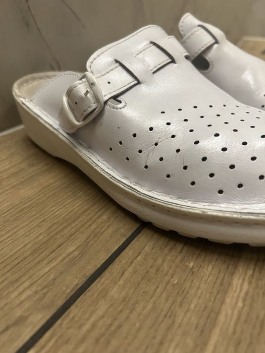 Buty klapki medyczne skórzane