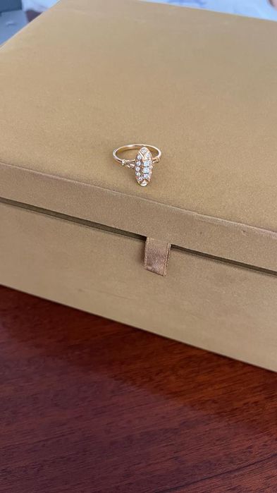 Anel ouro 19 kl, com 15 brilhantes grandes e 2 pequenos