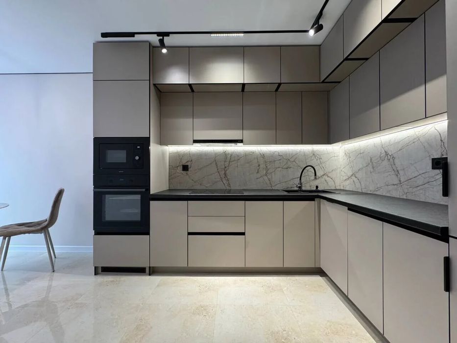 Оренда! 1.5 кім з сучасним ремонтом біля озера з басейном на даху