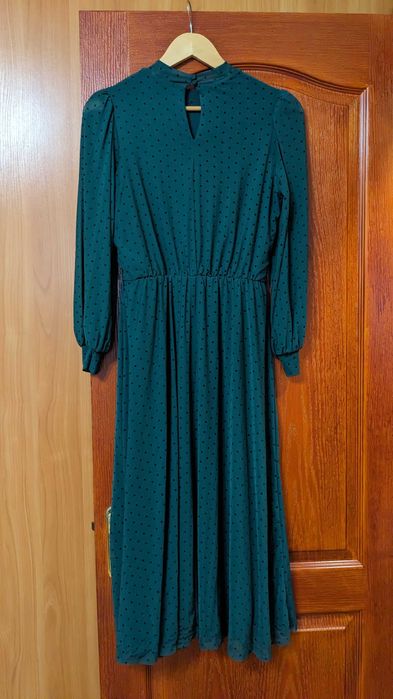 Дві гарні жіночі сукні