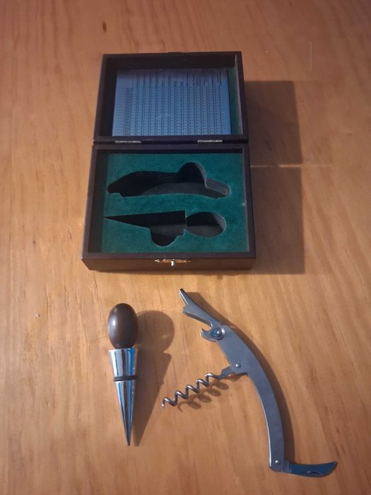 Saca rolhas em estojo de madeira