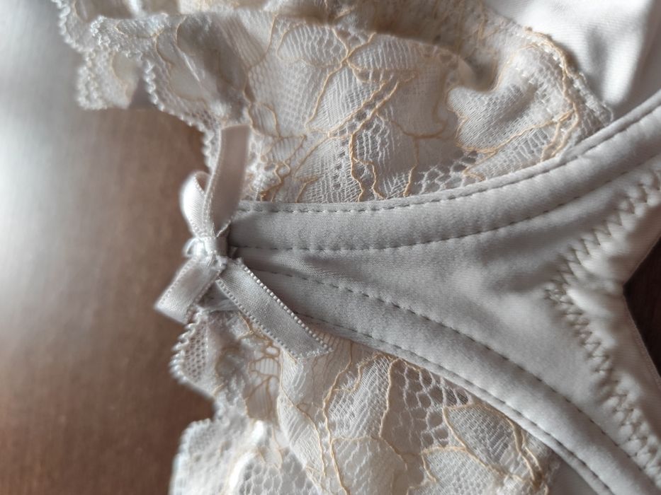 Biustonosz z koronką na regulowane ramiączka rozm 95F. Miriale.