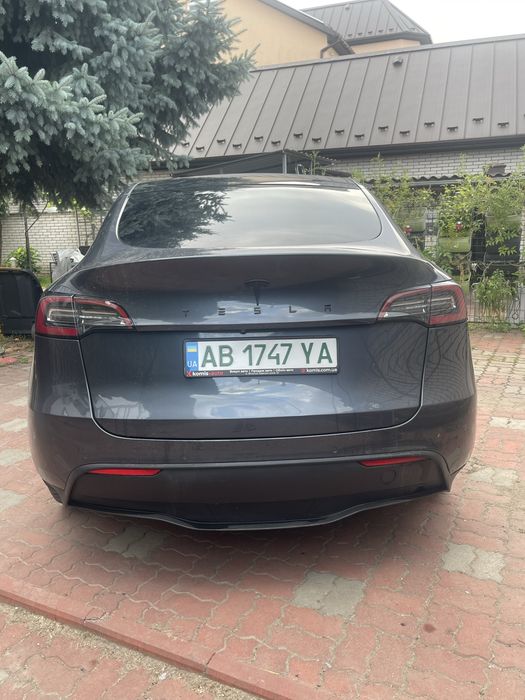 Автомобіль Tesla model y