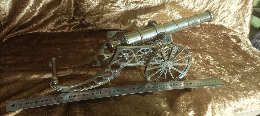 Duża armata wykonana z mosiądzu ,działo