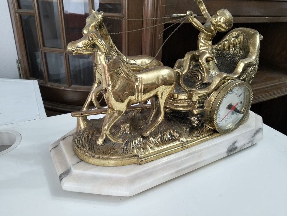 Relógio com base de pedra mármore