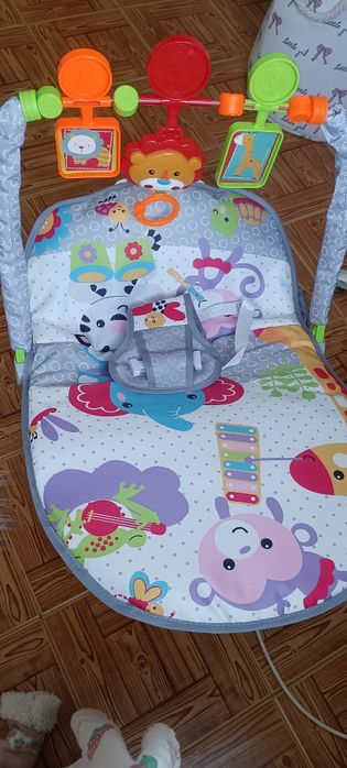 Cadeira de bebé( vibra e toca música)