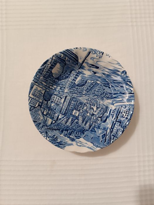 Taça Porcelana Inglesa. Staffordshire. 14 cm
