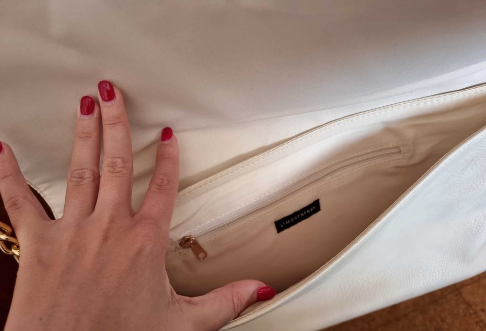 Mala bege e dourada com trabalhado, com cerca de 35x22cm - nunca usada