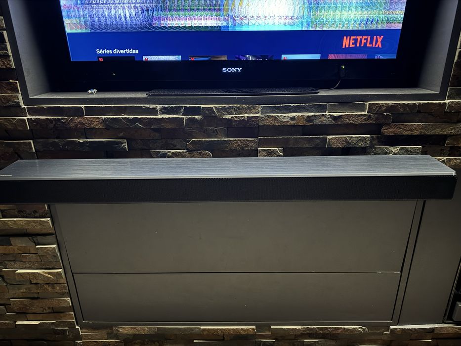 Soundbar Samsung HW-MS650 com speakers