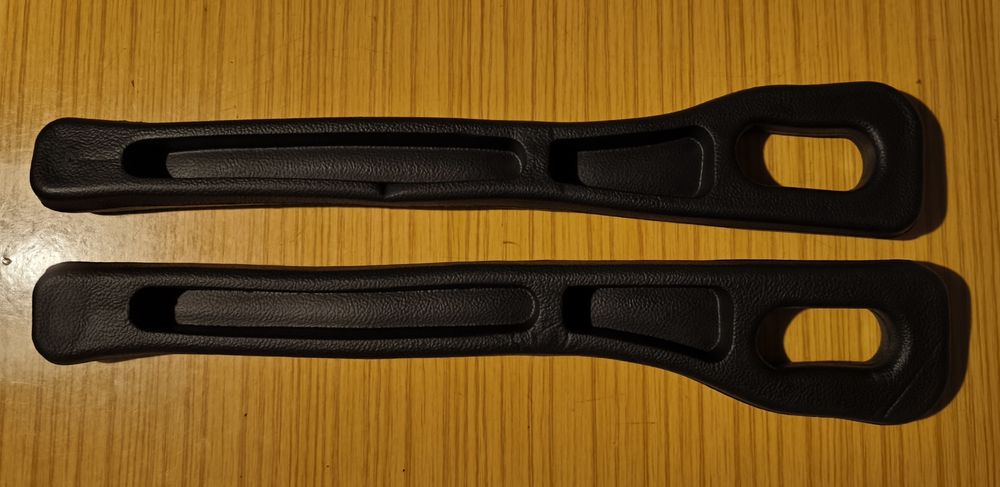 Uniwersalne wypełnienie przestrzeni pomiędzy fotelem a tunelem.