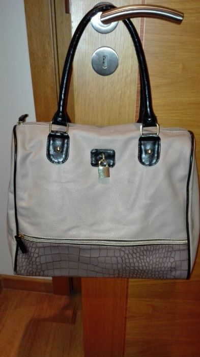 Mala em beje e preta com fecho